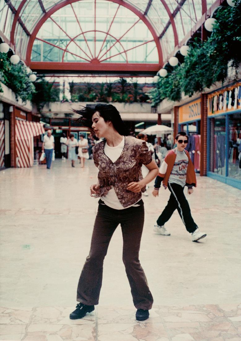 Gillian WEARING Dancing in Peckham 1994 Digibeta f...