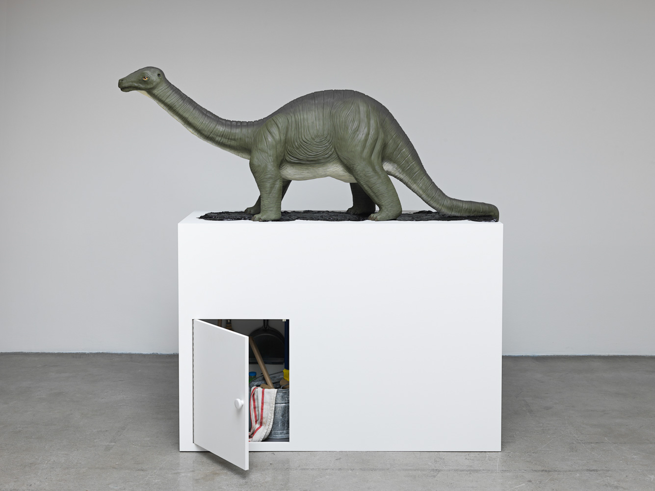 Mark DION Brontosaurus 2016 epoxy resin, tar, wood...