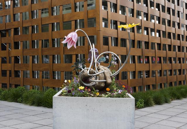 This is an image of Kelly Akashi's sculpture "Cult...