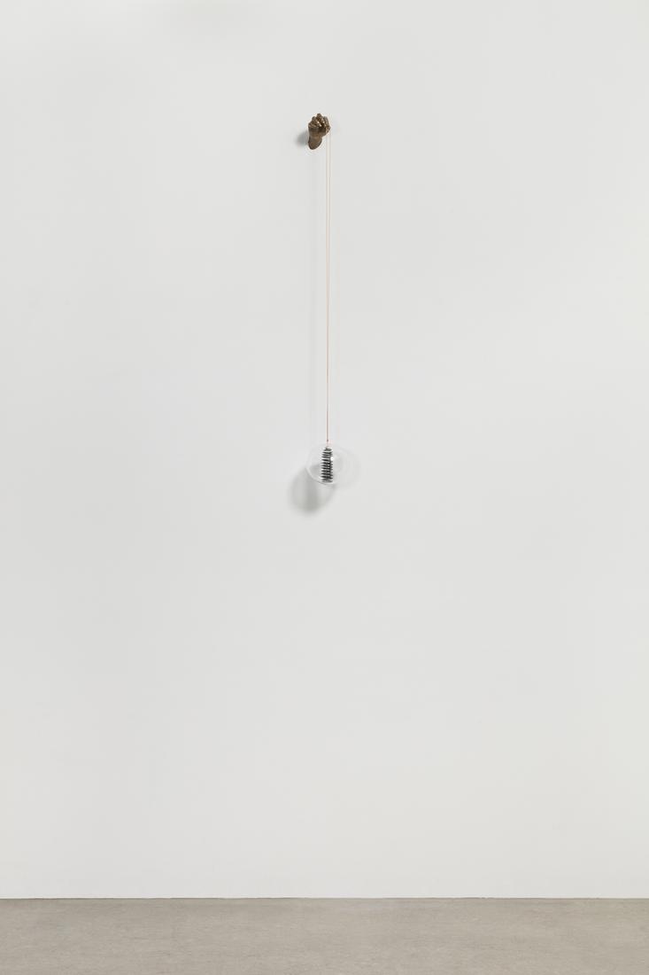 This is a sculpture of Kelly Akashi's sculpture "T...